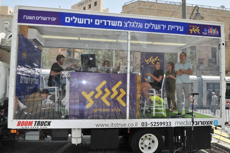 משאית שקופה